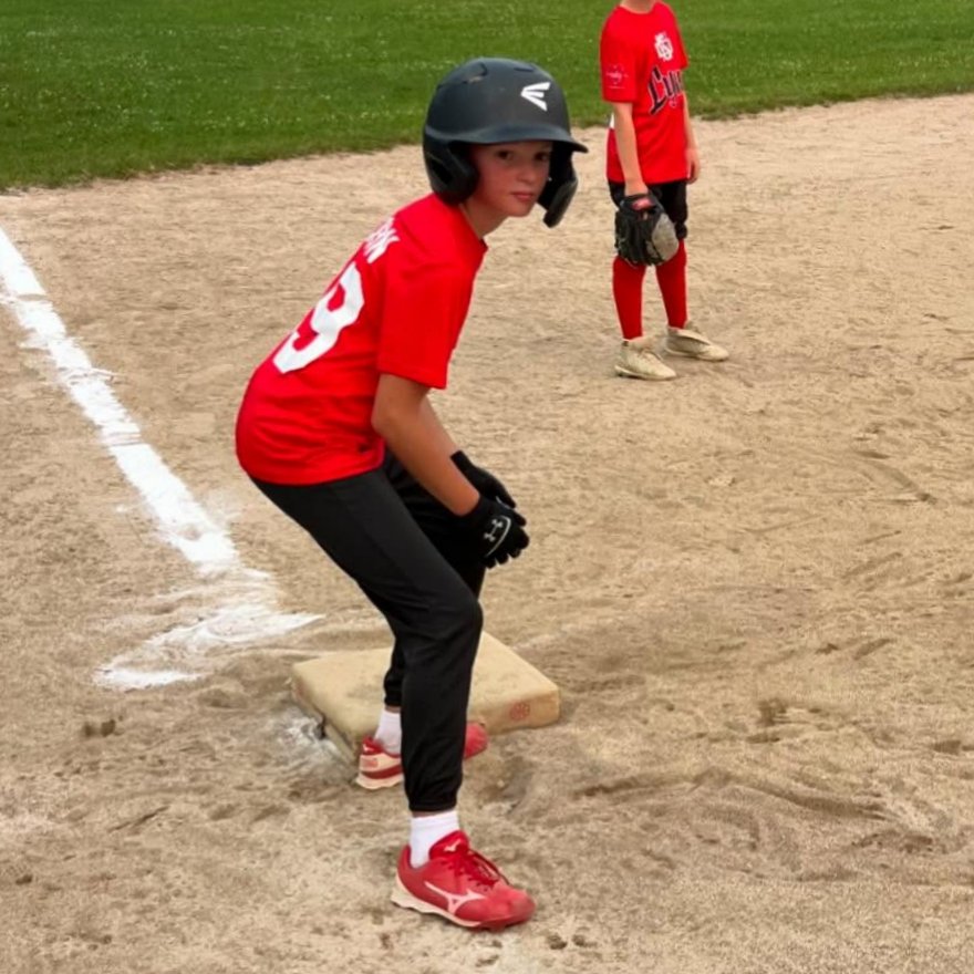 Lynx player on base ready to run