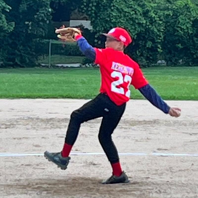 Lynx player throwing